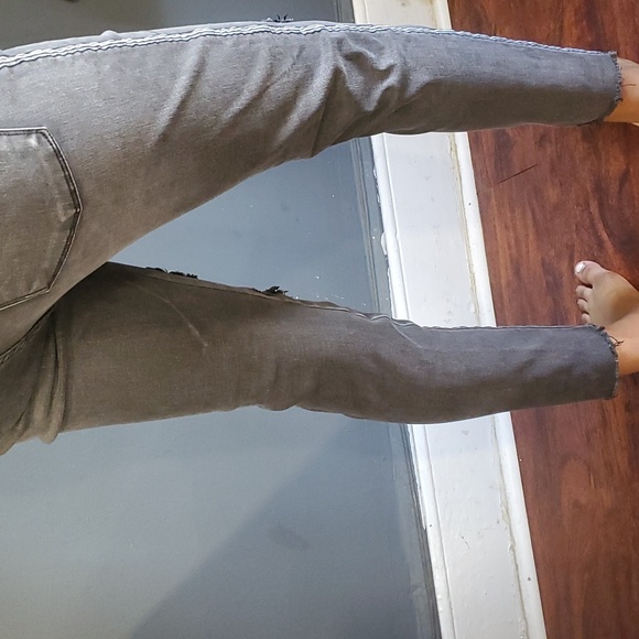 Kancan woman's gray black distressed crop stretch jeans size 27 - Picture 6 of 16